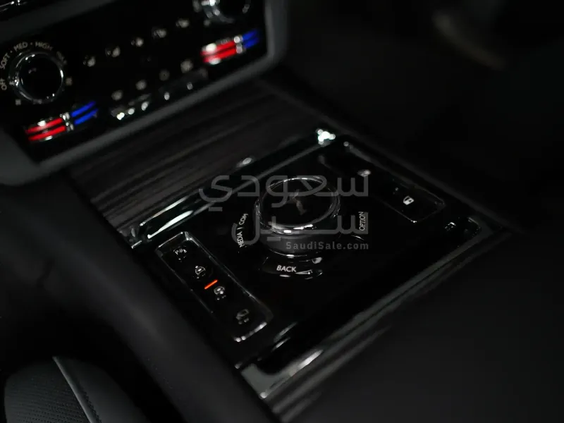 2025 رولز رويس قوست بلاك بادج