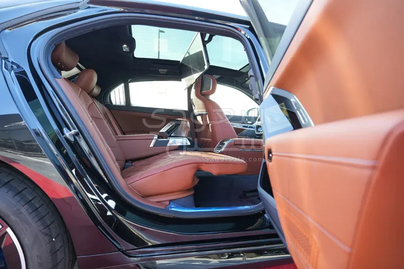 2026 بي ام دبليو الفئة السابعة 760 إل أي إم