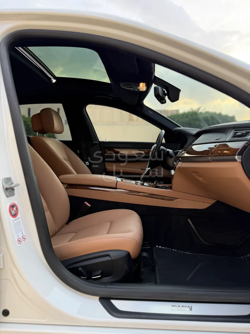 2015 بي ام دبليو الفئة السابعة 730 إل أي