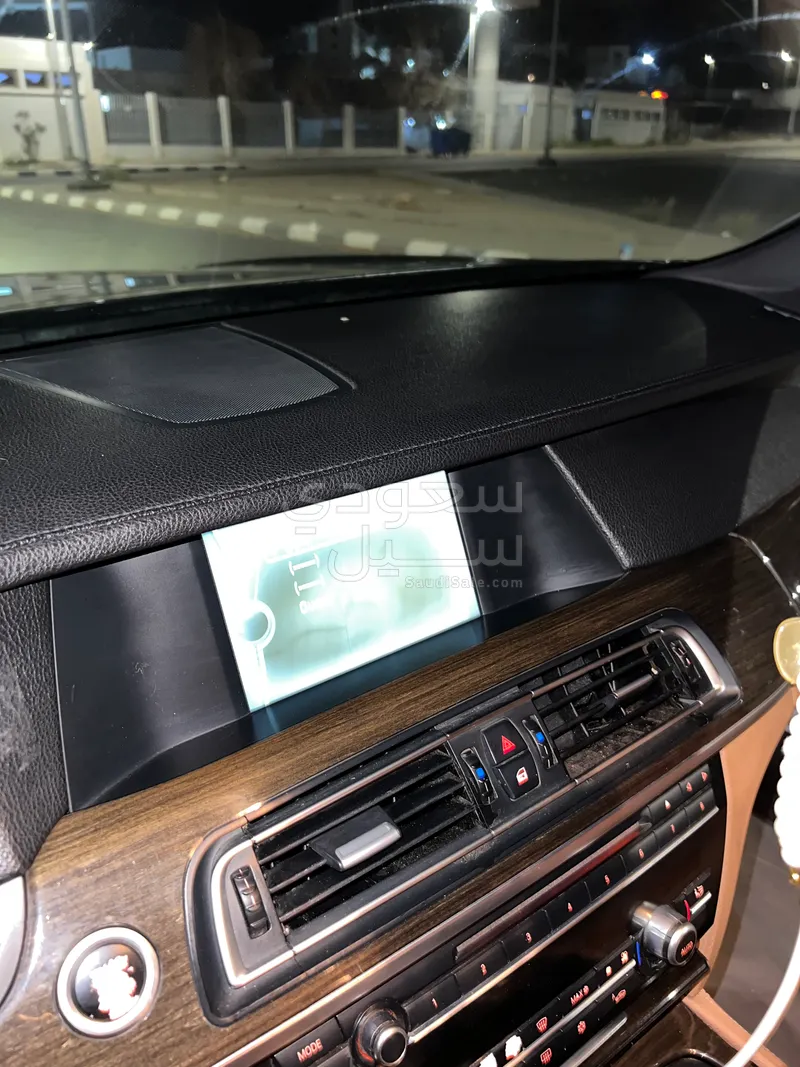 2011 بي ام دبليو الفئة السابعة 730 إل أي