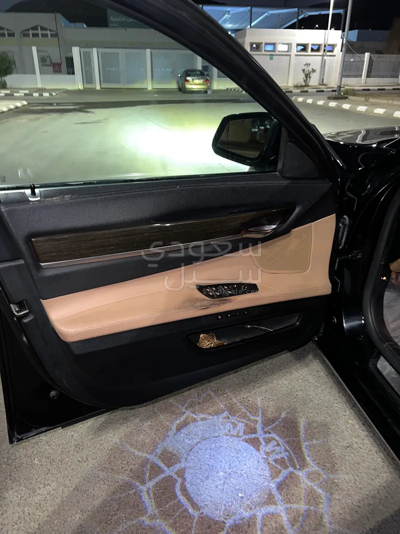 2011 بي ام دبليو الفئة السابعة 730 إل أي