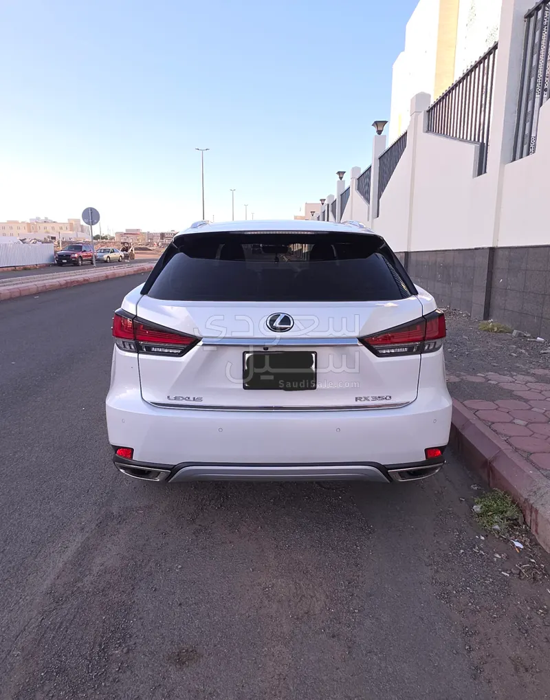 2022 لكزس أر إكس 350