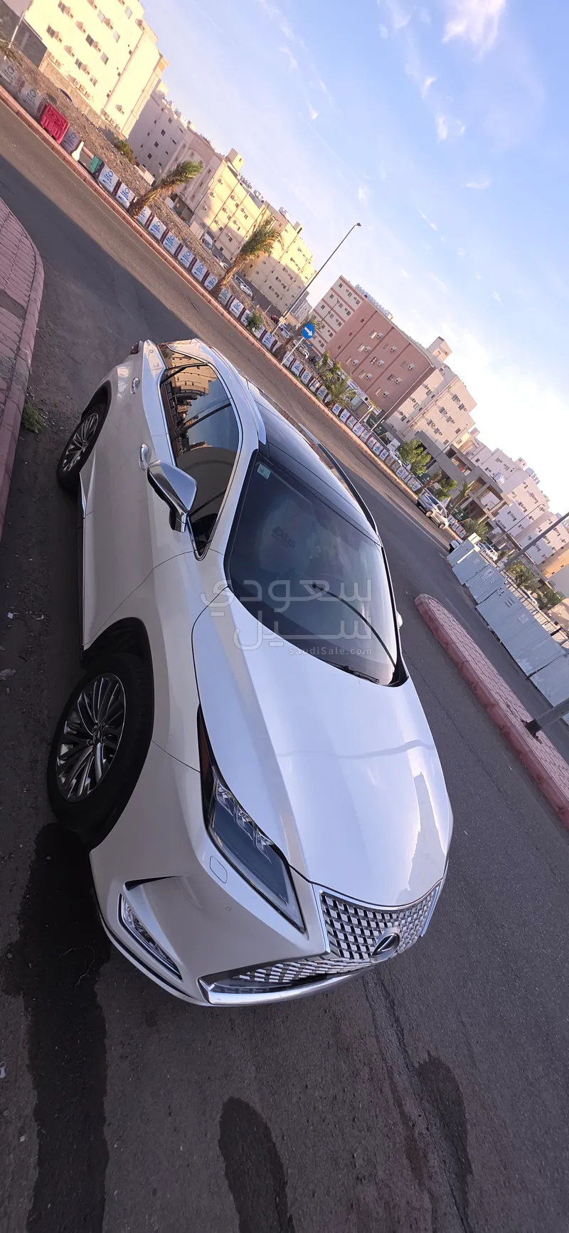 2022 لكزس أر إكس 350