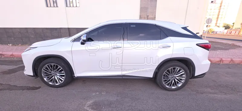 2022 لكزس أر إكس 350