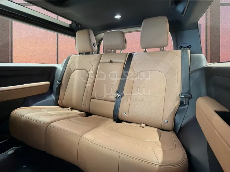 2025 لاند روفر ديفيندر 90