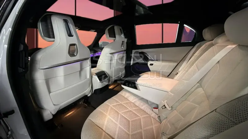 2024 بي ام دبليو الفئة السابعة 735أي