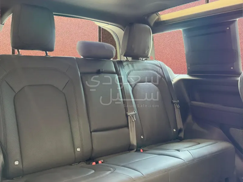 2023 لاند روفر ديفيندر 90