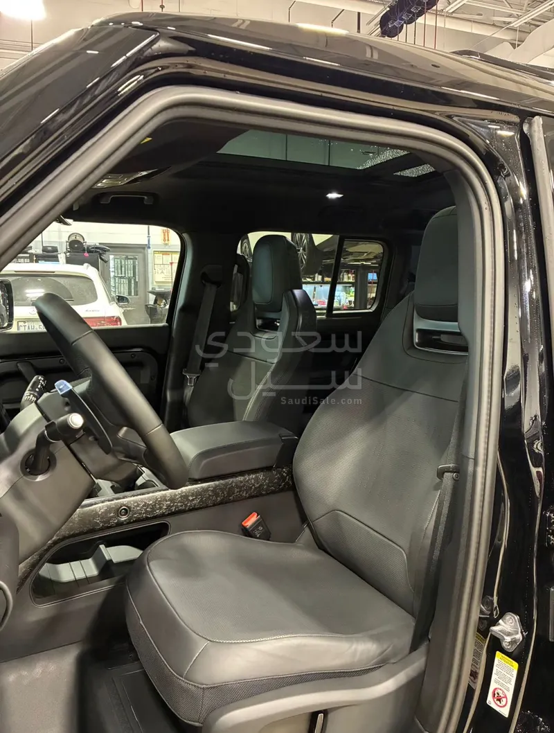 2025 لاند روفر ديفيندر اوكتا