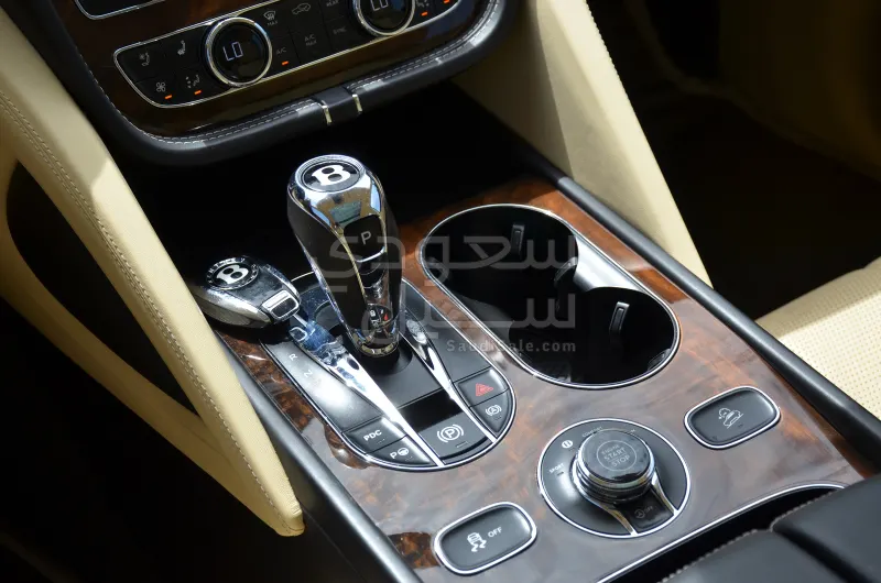 2021 بنتلي بنتايجا في 8