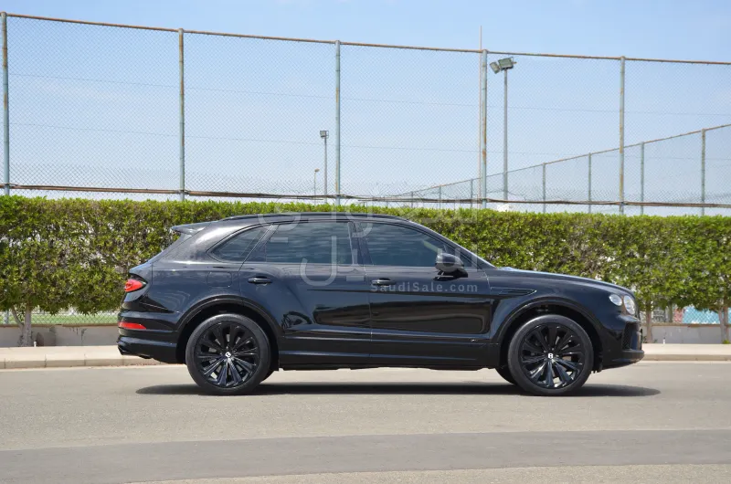 2021 بنتلي بنتايجا في 8