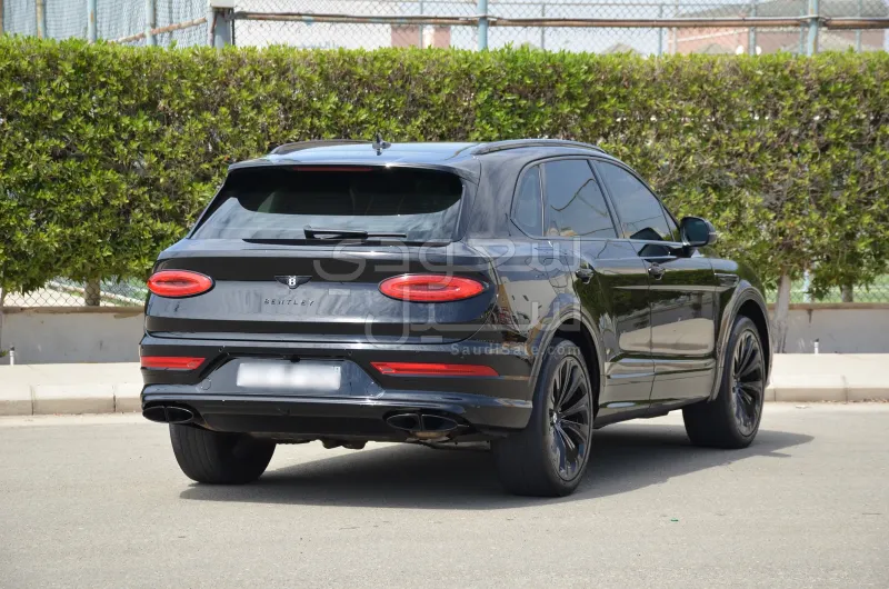 2021 بنتلي بنتايجا في 8