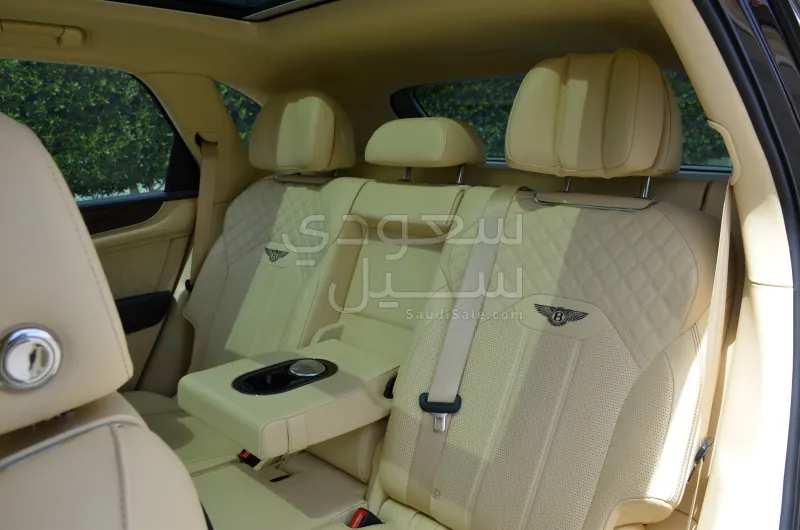 2021 بنتلي بنتايجا في 8