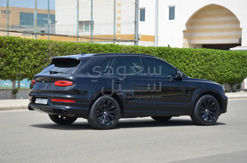 2021 بنتلي بنتايجا في 8