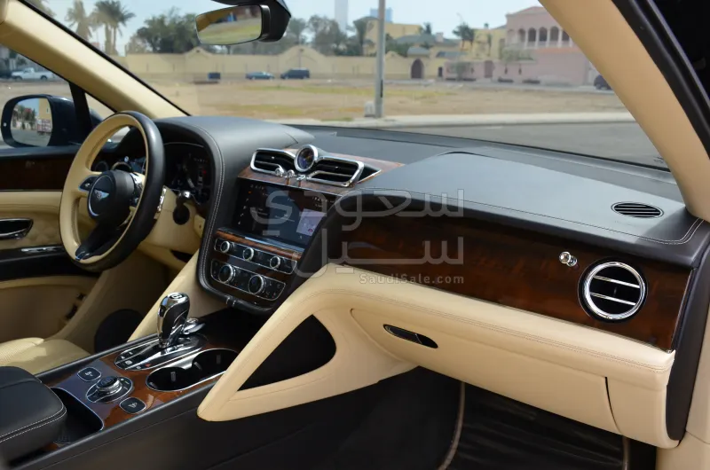 2021 بنتلي بنتايجا في 8