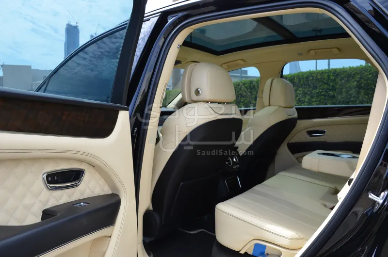 2021 بنتلي بنتايجا في 8