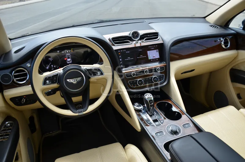 2021 بنتلي بنتايجا في 8
