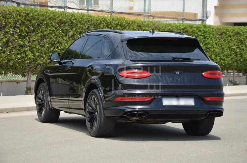 2021 بنتلي بنتايجا في 8