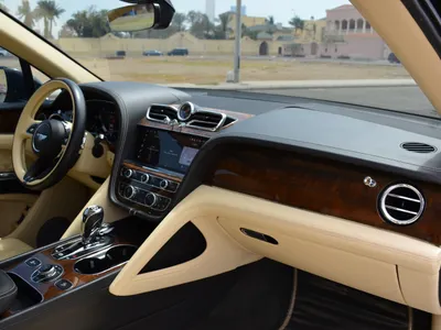 2021 بنتلي بنتايجا في 8