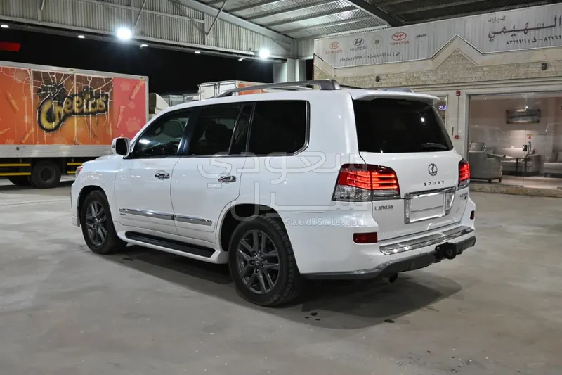 2015 لكزس إل إكس 570 اس