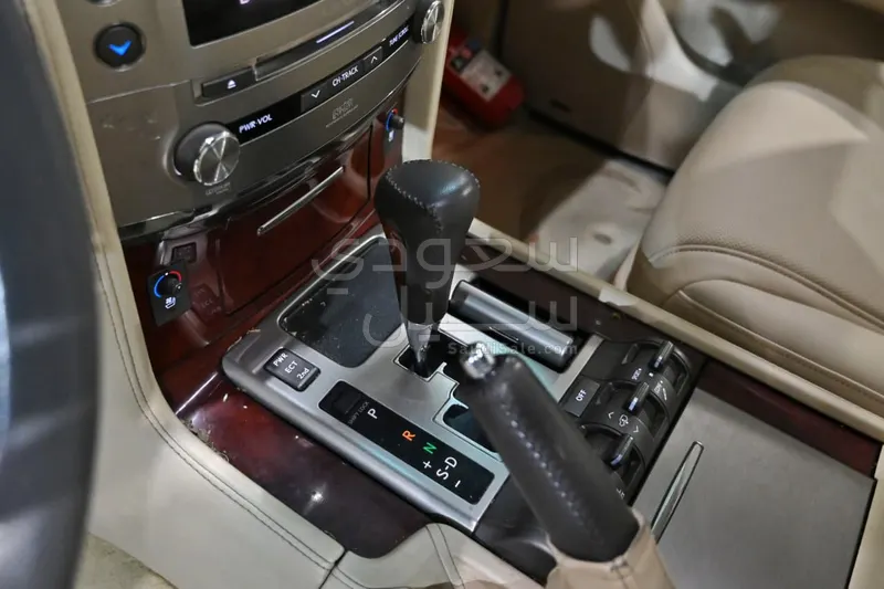 2015 لكزس إل إكس 570 اس