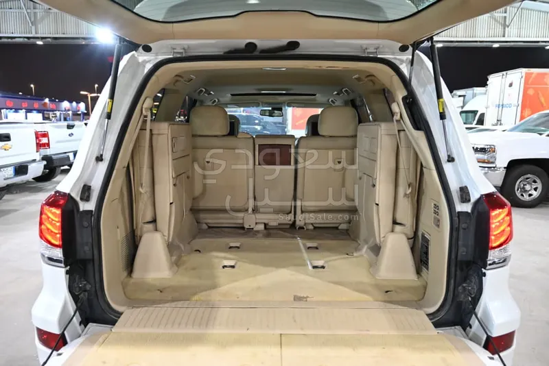 2015 لكزس إل إكس 570 اس