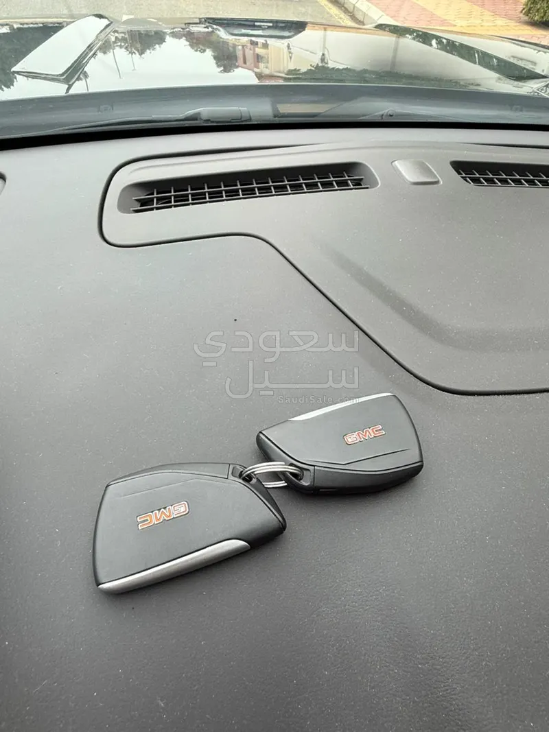 2023 جي ام سي يوكون اي تي 4