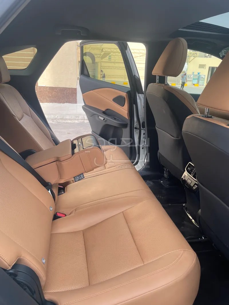 2024 لكزس أر إكس 350