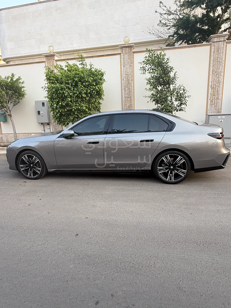 2026 بي ام دبليو الفئة السابعة 735 إل أي