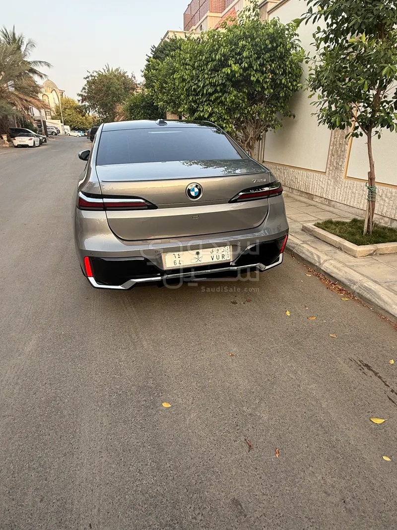 2026 بي ام دبليو الفئة السابعة 735 إل أي