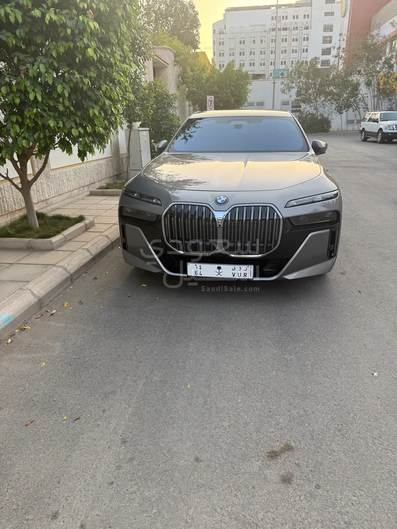 2026 بي ام دبليو الفئة السابعة 735 إل أي