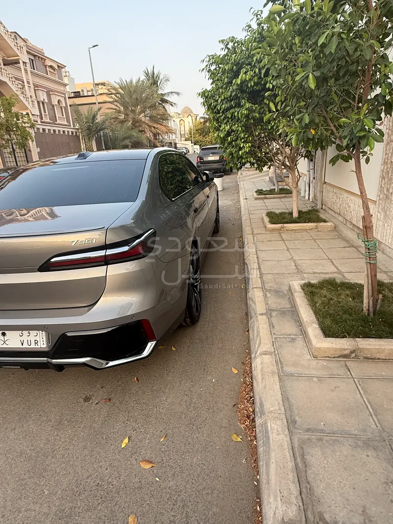 2026 بي ام دبليو الفئة السابعة 735 إل أي