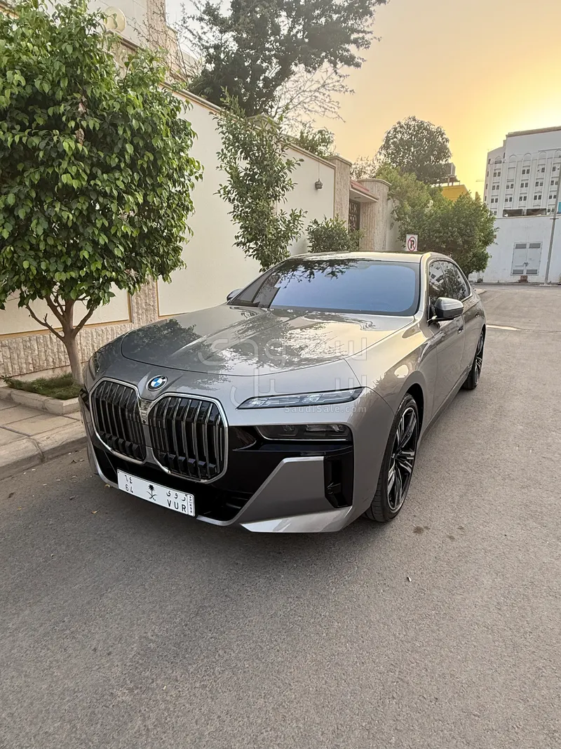 2026 بي ام دبليو الفئة السابعة 735 إل أي