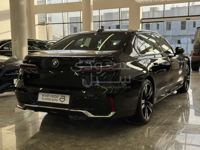 2026 بي ام دبليو الفئة السابعة 735أي