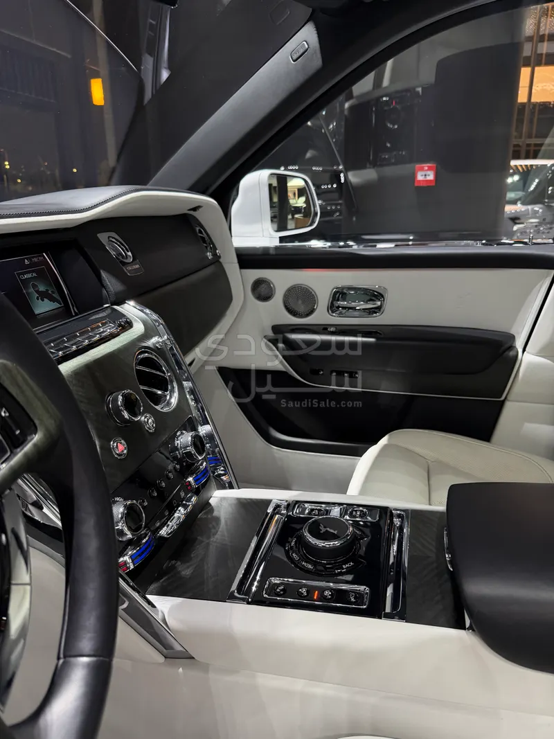 2019 رولز رويس كولينان سلفر بادج