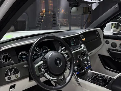 2019 رولز رويس كولينان سلفر بادج