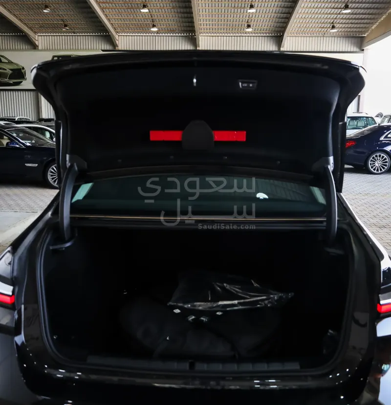 2026 بي ام دبليو الفئة السابعة 735أي