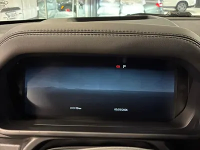 2026 لاند روفر ديفيندر اوكتا