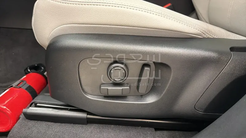 2026 Land Rover Range Rover Velar SE