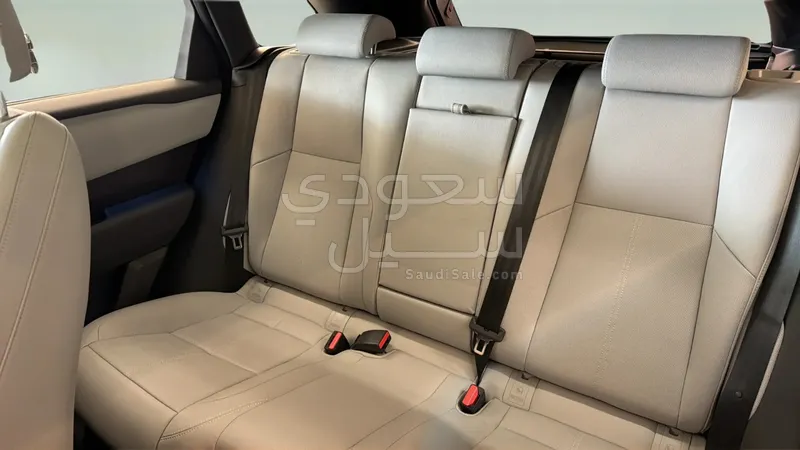 2026 Land Rover Range Rover Velar SE