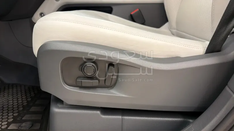 2025 Land Rover Defender X dynamic