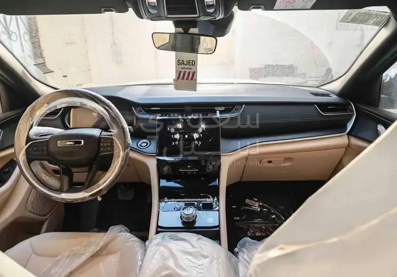 2025 جييب جراند شيروكي لاريدو