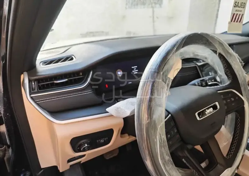 2025 جييب جراند شيروكي لاريدو