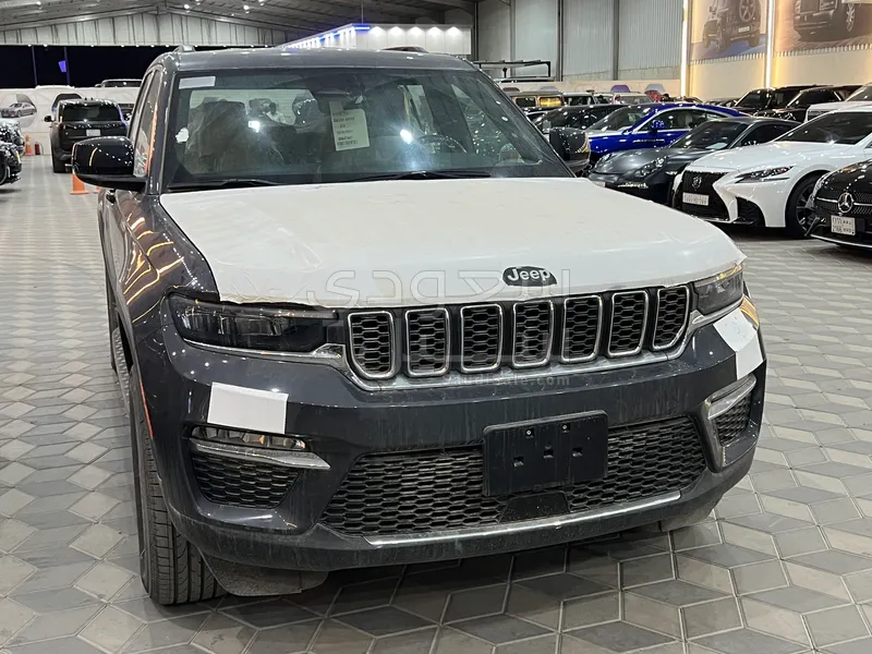 2025 جييب جراند شيروكي لاريدو