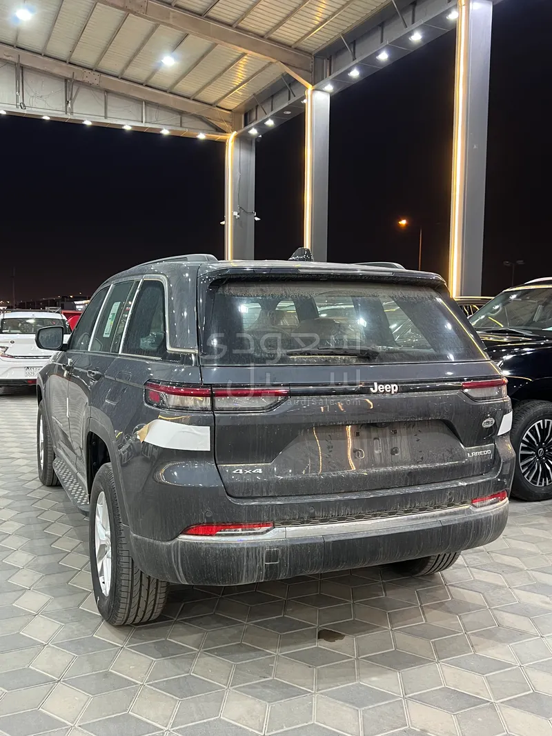 2025 جييب جراند شيروكي لاريدو