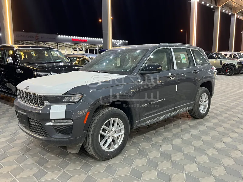 2025 جييب جراند شيروكي لاريدو