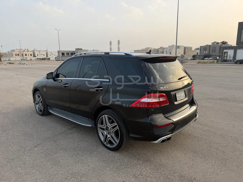 2015 مرسيدس - بنز إم إل 63 أي إم جي