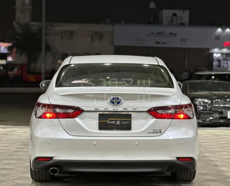 2023 تويوتا كامري جي ال اي