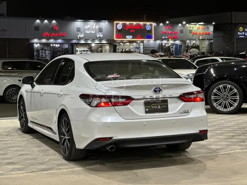 2023 تويوتا كامري جي ال اي