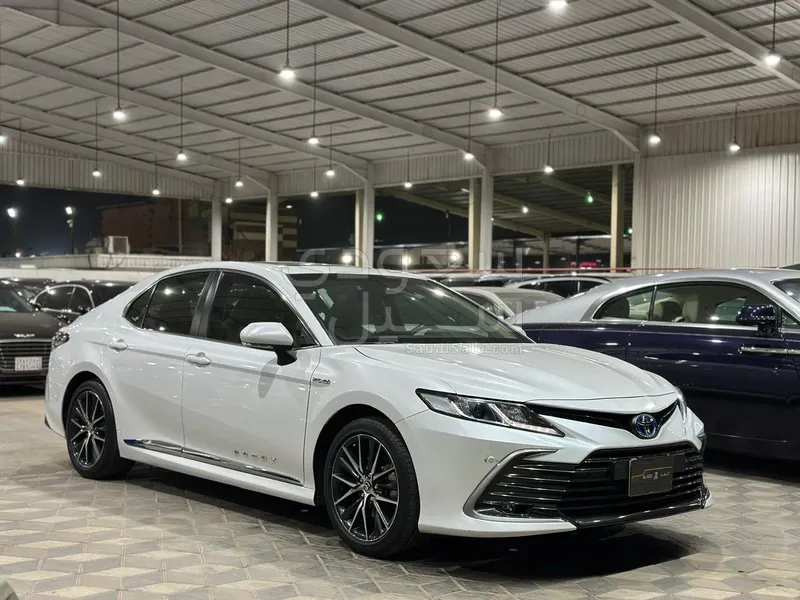 2023 تويوتا كامري جي ال اي