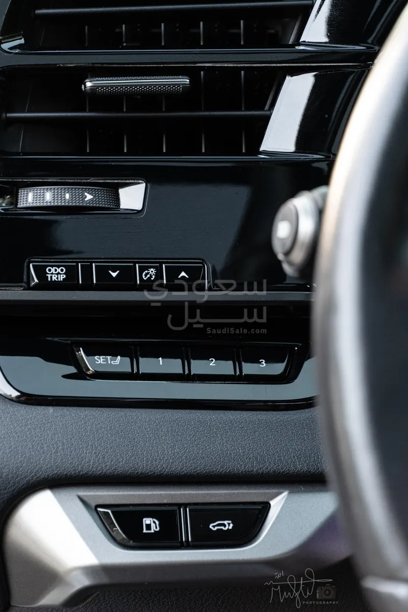 2024 لكزس أر إكس 350